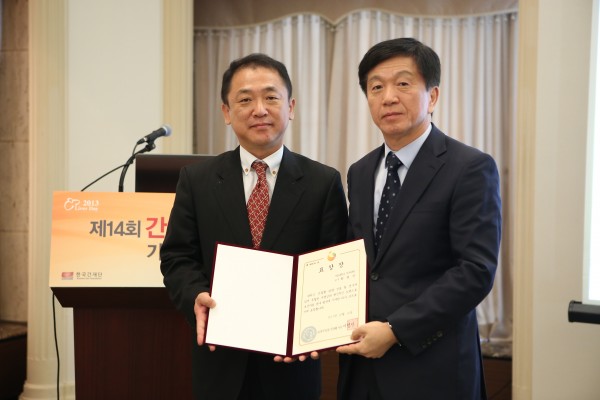  왼쪽부터 보건복지부 질병정책과 나성웅 과장, 최병인 교수