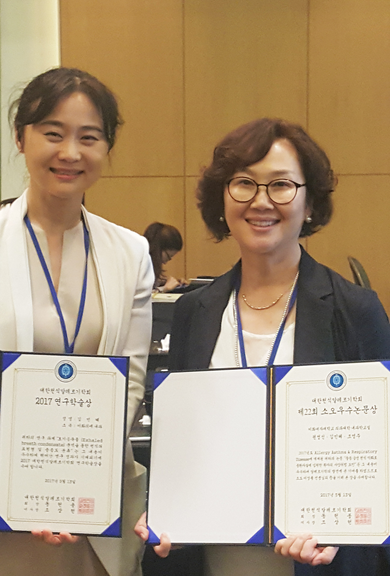 (왼쪽부터) 김민혜, 조영주 교수