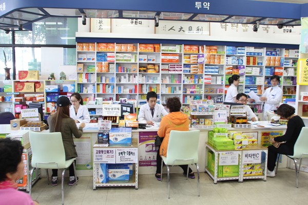 심사위원 전원의 추천으로 대상을 받은 우리팜약국 내부전경