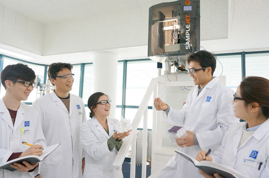 효종연구소 연구원들이 유효물질 탐색에 대해 자유롭게 토론하고 있다.