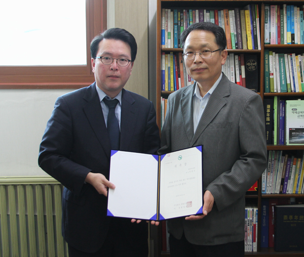 약국경영대상 심사위원장으로 위촉된 유봉규 가천대약대 교수(사진 오른쪽)와 약업신문 함성원 사장.