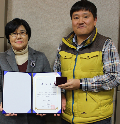 (사진 왼쪽부터) 양덕숙 약학정보원장과 최우수상을 수상한 김태영 개발관리팀장 