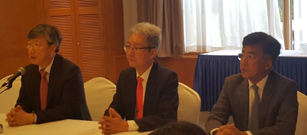 (왼쪽부터) 김용수 이사장, 김성남 보험법제이사, 이영기 교수