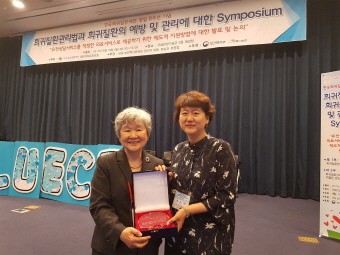 한국희귀질환재단 김현주 이사장(좌)과 녹십자지놈유전체연구소 조은해 소장(우).