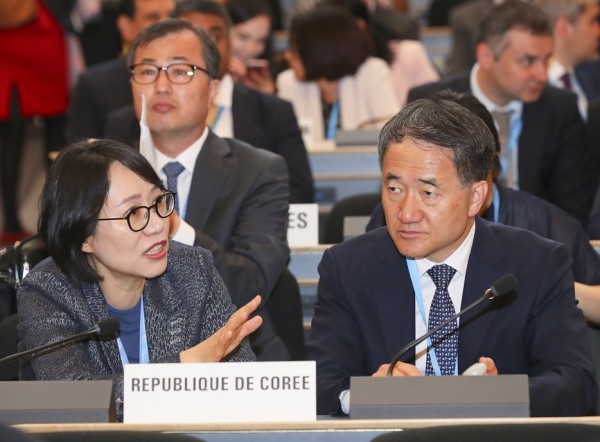 올해 5월 제17회 WHO 총회에 참석한 박능후 장관(오른쪽)