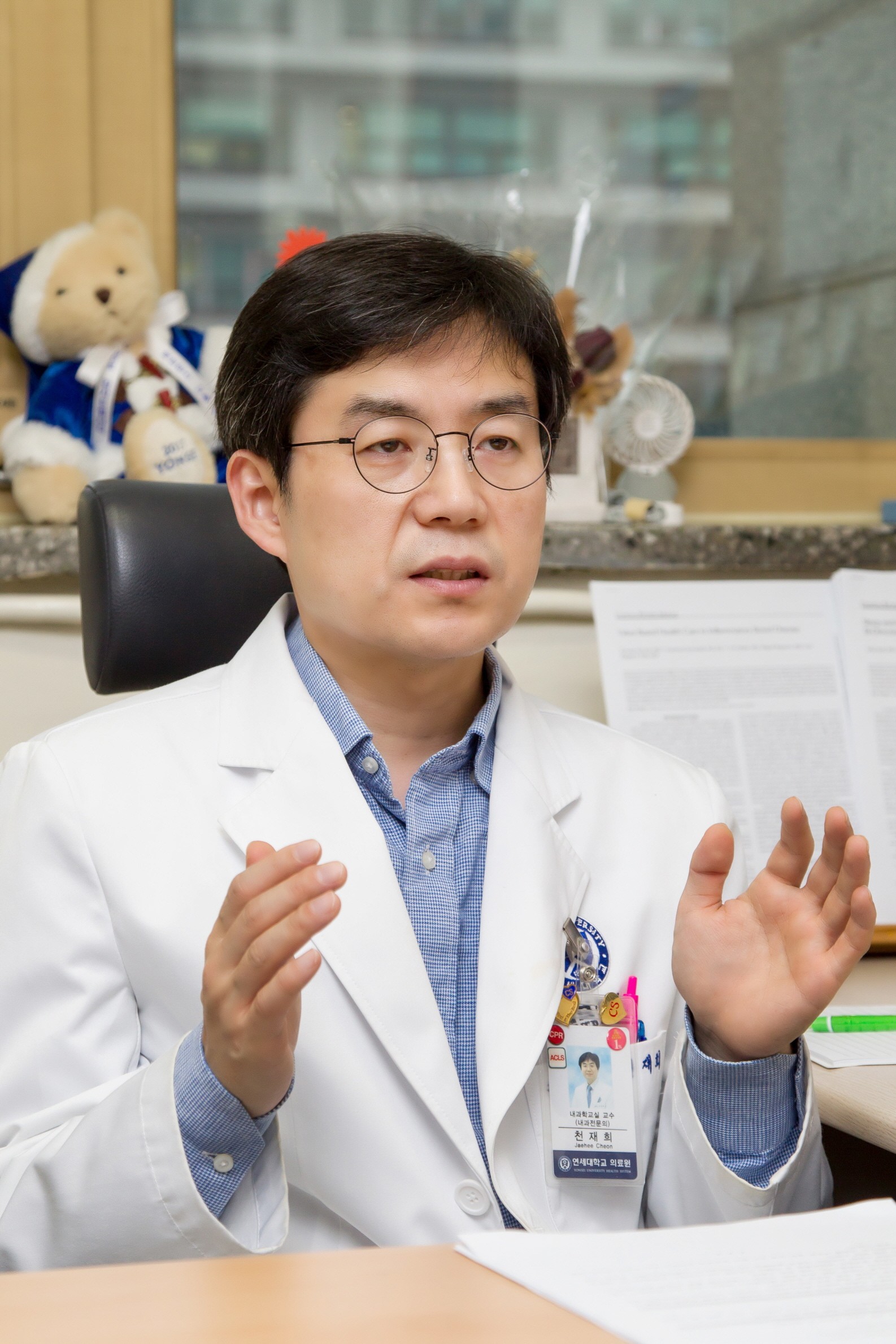 세브란스병원 소화기내과 천재희 교수가 인터뷰하고 있다.