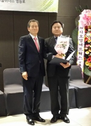 왼쪽부터 영등포구약사회 신용종 신임 총회의장(직전회장)과 이종욱 신임회장.