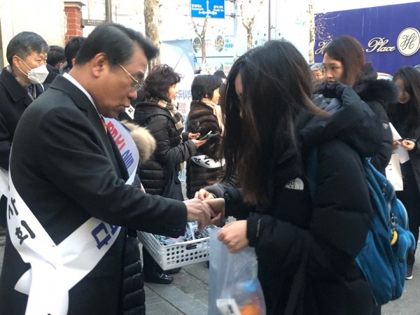 핫팩을 나눠주는 조찬휘 대한약사회장
