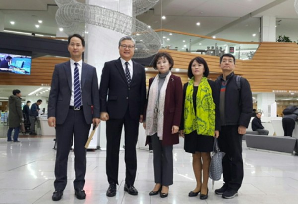 (왼쪽부터)송파구약사회 위성윤 회장, 서울시약사회 추연재 부회장, 한동주 회장, 김영진 총무이사, 송파구약사회 황해평 부회장.