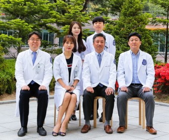 뒤쪽 왼쪽부터 국제성모병원 윤소연·이건혁 전공의, 앞쪽 이비인후두경부외과 의료진.