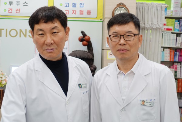 김현수, 권응택 약사