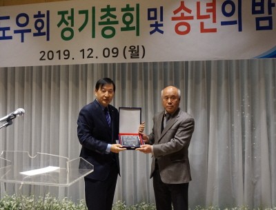 왼쪽부터 박호영 서울시의약품유통협회장, 김재순 도우회장.