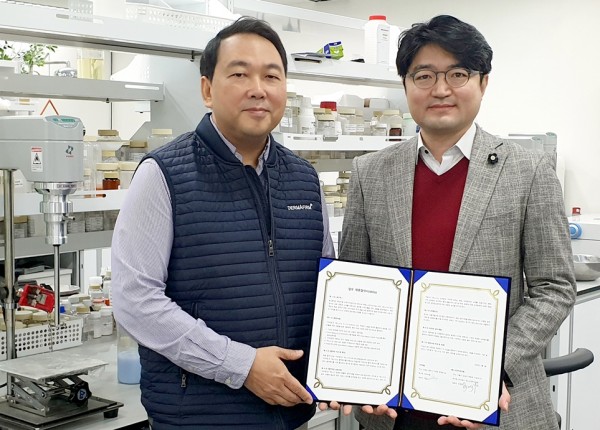 왼쪽부터 더마펌 차훈 대표, 엠엘비코스메틱 유병영 대표.