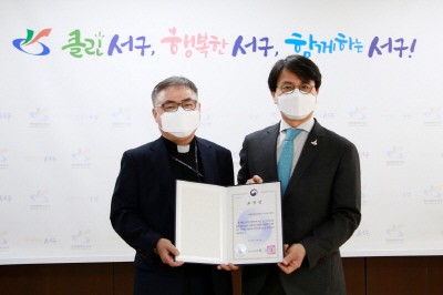 왼쪽부터 국제성모병원장 김현수 신부, 이재현 인천 서구청장