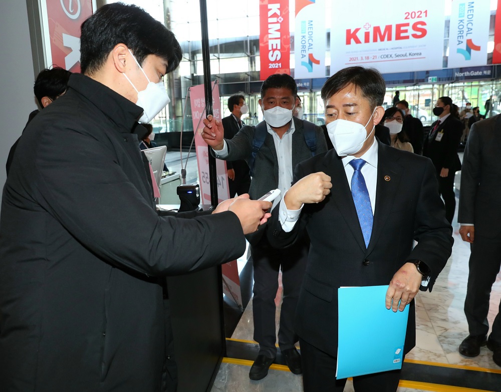 [약업신문]양성일 복지부 차관, 국내 우수 의료 기기 전시장 방문