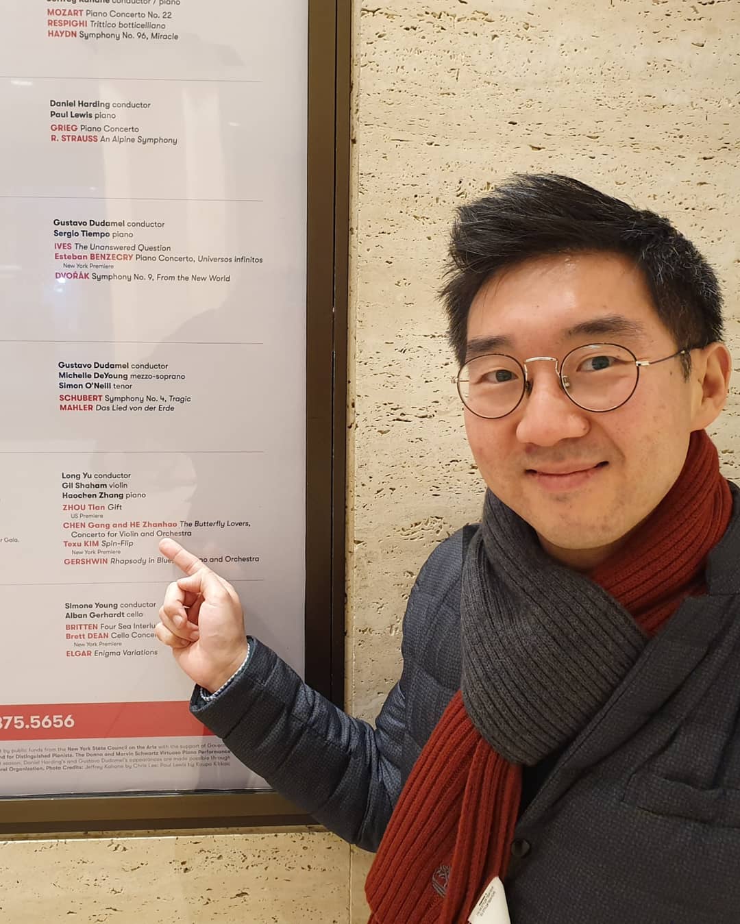 링컨센터를 방문한  자리에서 자신의 곡 홍보포스터를  보고 반가워하는  김택수 작곡가.