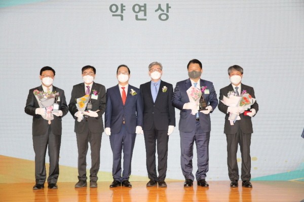 왼쪽부터 하충열 약사, 박근희 약사, 김대업 대한약사회장, 백진기 한독 대표이사, 유재신 약사, 이경복 약사