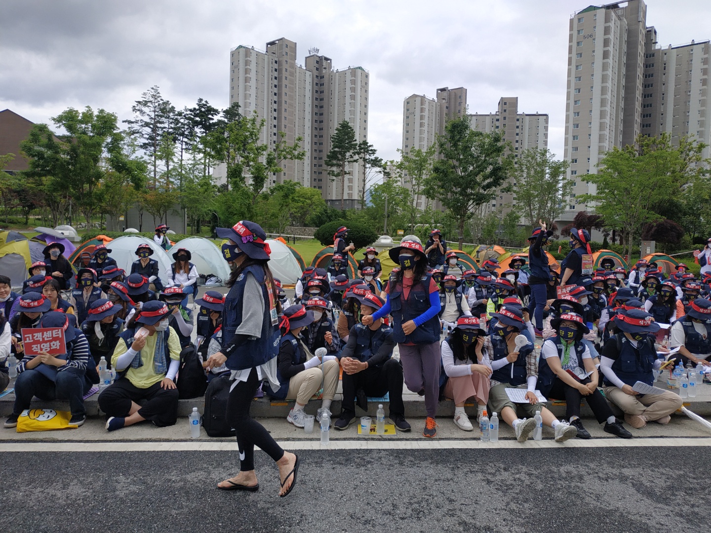 고객센터 노조 직원들이 15일 공단 정문 앞에서 직영화를 요구하며 시위하고 있다. 