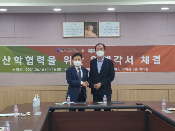 오른쪽부터 류병환 테라젠이텍스 대표와 김상건 동국대약대 학장.