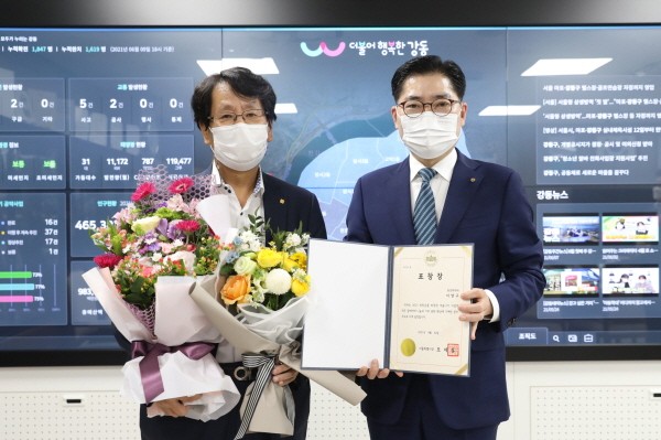 왼쪽부터 이양구 동성제약 대표이사, 이정훈 강동구청장.