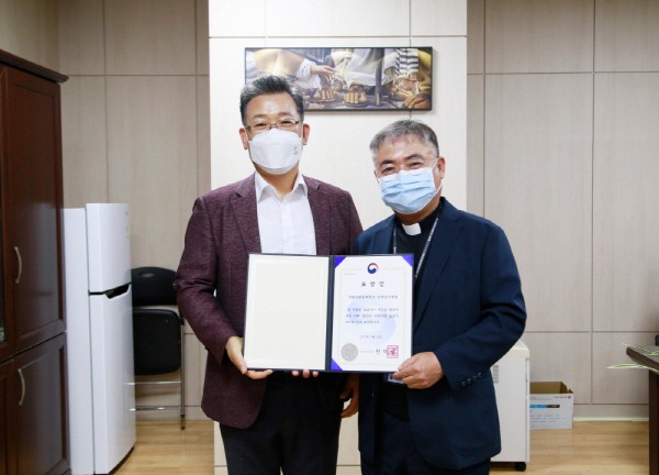 김봉수 인천 서구보건소장, 국제성모병원장 김현수 신부.