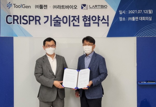 오른쪽부터 툴젠 김영호 대표이사와 라트바이오 장구 대표이사.(사진 제공 : 툴젠)