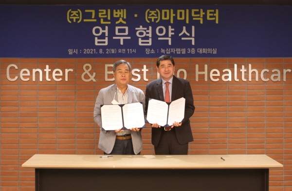 오른쪽부터 박대우 그린벳 대표이사, 박상오 마미닥터 대표이사.