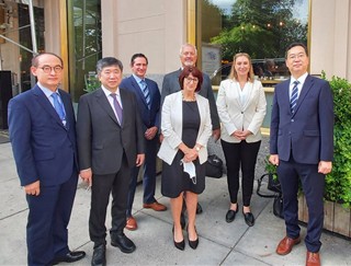 아이진,KOTRA, TriLink, 뉴잉글랜드바이오랩스 (NEB) 참석자들이 기념촬영하고 있다.