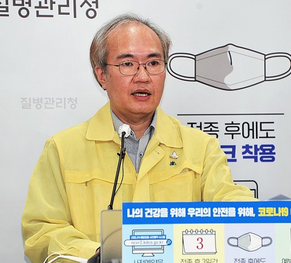 권준욱 국립보건연구원장이 23일 코로나19 정례브리핑에서 국내 개발 백신 현황을 발표하고 있다.