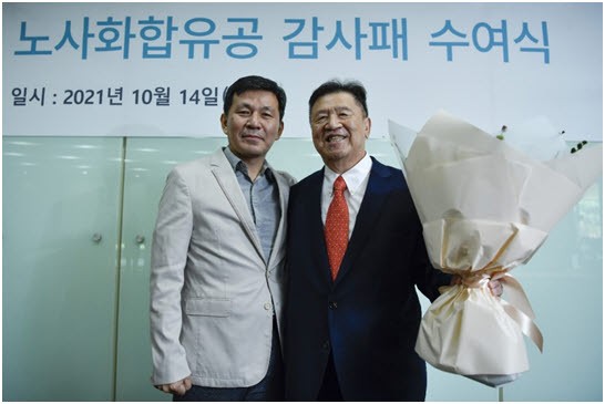 왼쪽부터 삼일제약 노동조합 이창완 위원장, 삼일제약 허강 회장.