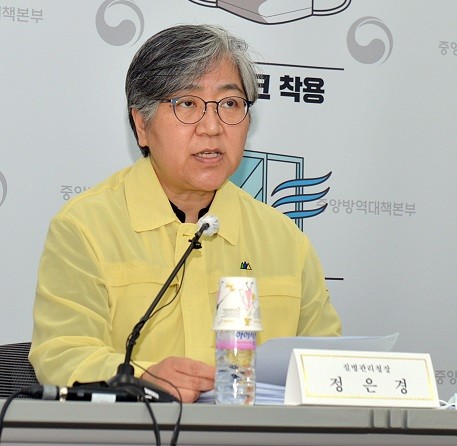 정은경 질병청장이 18일 코로나19 정례브리핑을 통해 추가접종에 대한 안내사항을 설명하고 있다.