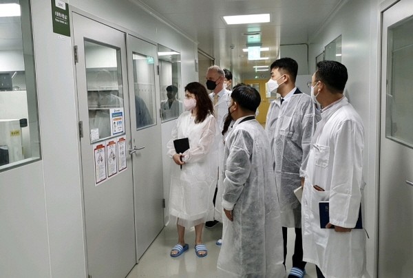 지난 8월 13일 충북 제천 휴메딕스 제2공장을 방문한 러시아 RDIF 기술진.