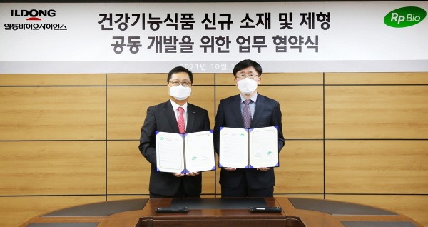 오른쪽부터 알피바이오 김남기 대표이사, 이장휘 일동바이오사이언스 대표이사.