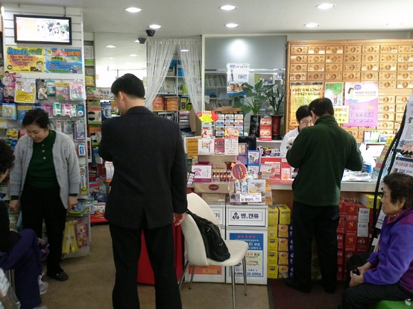 성남 산성동 주택가에서 동네약국을 운영하는 강봉주 약국장