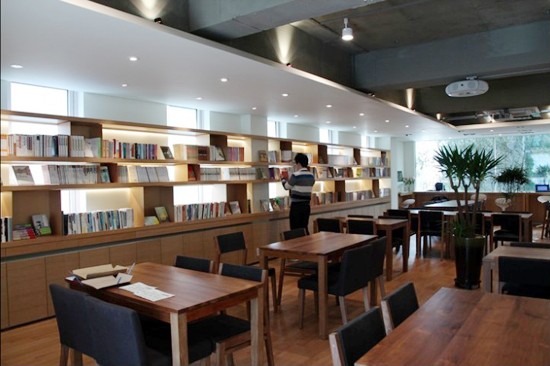 출판사가 사옥에서 운영하는 북카페 [인문카페 창비]