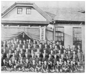 조선약학교 교사 (현 을지로 6가 중구 구민회관 부지). 1922년 제10회 조선약학회 총회 기념으로 찍은 사진.