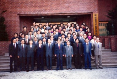 1989.3 국립보건안전연구원 개원 1주년 기념사진(앞줄 오른쪽에서 5번째가 필자) 이 연구진들이 연구원이 발족한 첫해에 국내에서 최초로 각종 독성시험과 의약품의 생물학적동등성시험을 수행하였다