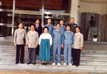 1983년경 을지연습기간 중에 김정례 보사부장관을 모시고 유한양행의 전시 등 비상시 응급치료제의 제조, 비축, 공급에 대한 대비상항을 참관하였다 (앞줄 왼쪽에서 3번째 김정례 장관, 앞줄 오른쪽에서 3번째 박춘거 유한양행 사장, 오른쪽에서 2번째 박영주 공장장, 왼쪽에서 2번째 필자)
