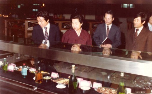 식품접객업소의 시설개선 추진상황과 주문식단제 실시현장을 확인하는 김정례 보사부 장관(왼쪽에서 2번째) 필자 (왼쪽에서 첫 번째) 이강추 식품위생과장(오른쪽에서 2번째)