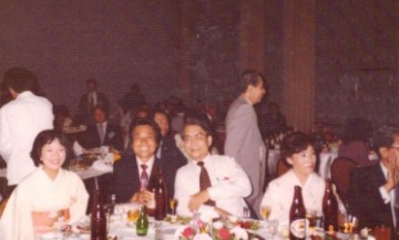  1980.8월 일본 도쿄에서 열린  FAPA 회의에 참석 폐회식장에서 홍문화 교수님과 자리를 함께한 필자 