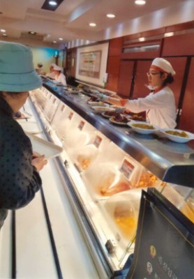 주문식단제를 실시하면서 한 방안으로 뷔폐식단과 자율식단을 권장하였고 이때부터 모범적으로 운영하는 한식식당들이 늘어났다.   2018.3.14 필자가 촬영한 죽전휴게소 한식자율식당