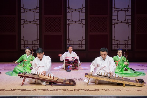  국립국악원 민속악단의 연주. 왼쪽부터 김지희(해금), 김영길(아쟁), 정준호(장구), 윤서경(아쟁), 김정림(해금)