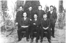 경성약전 교수 및 문예부 학생들과 함께 한 조희순 교수(1932년 경, 아랫줄 맨 왼쪽)