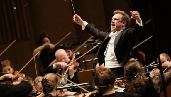 스웨덴 라디오 심포니 오케스트라를 지휘하고 있는 다니엘 하딩 (사진: Arne Hyckenberg, 출처: Financial Times)