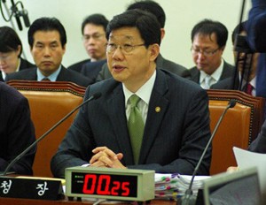 의원들의 질의에 답변하고 있는 식품의약품안전청 노연홍 청장