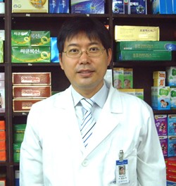 서울 성수동 뚝도시장약국 윤승천 약사.
