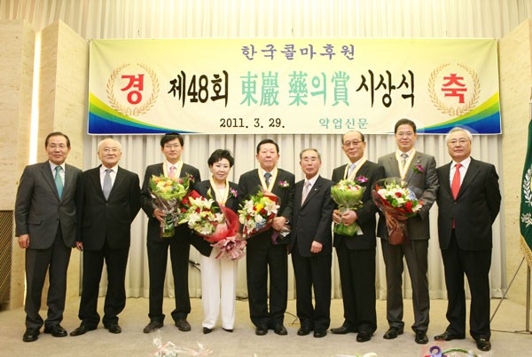 영광의 수상자들과 본지 경영진 및 심사위원