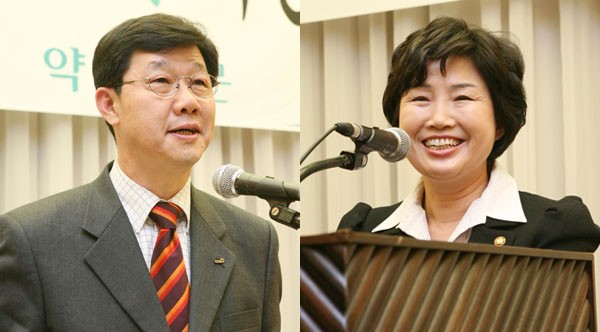 전혜숙 국회의원(오른쪽), 노연홍 식약청장(왼쪽)