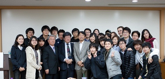 강연을 마친 후 서울대 약학대학생들과 찍은 사진
