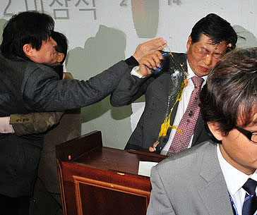계란사례를 받고 있는 의협 경만호 회장.